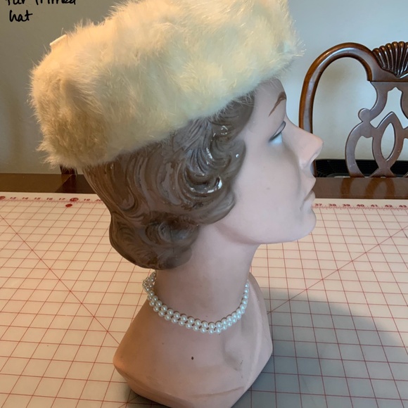 Vintage 1950s Ivory / White Fur sided Hat main image 5